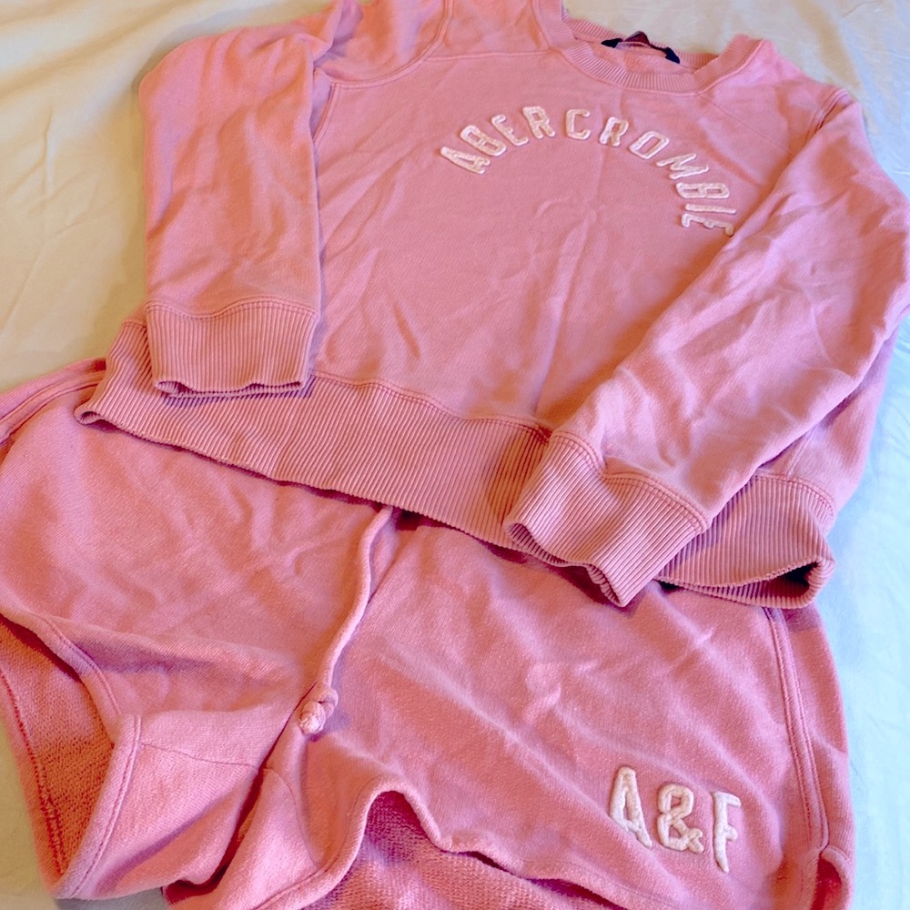 6 pieces of AF clothes, 2 sets plus 2 shorts different colors! 💕💗💐